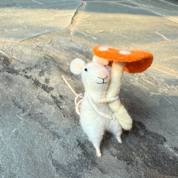 New🌟 Anthropologie Cozy Mouse With Mushroom - Picture 3 of 3